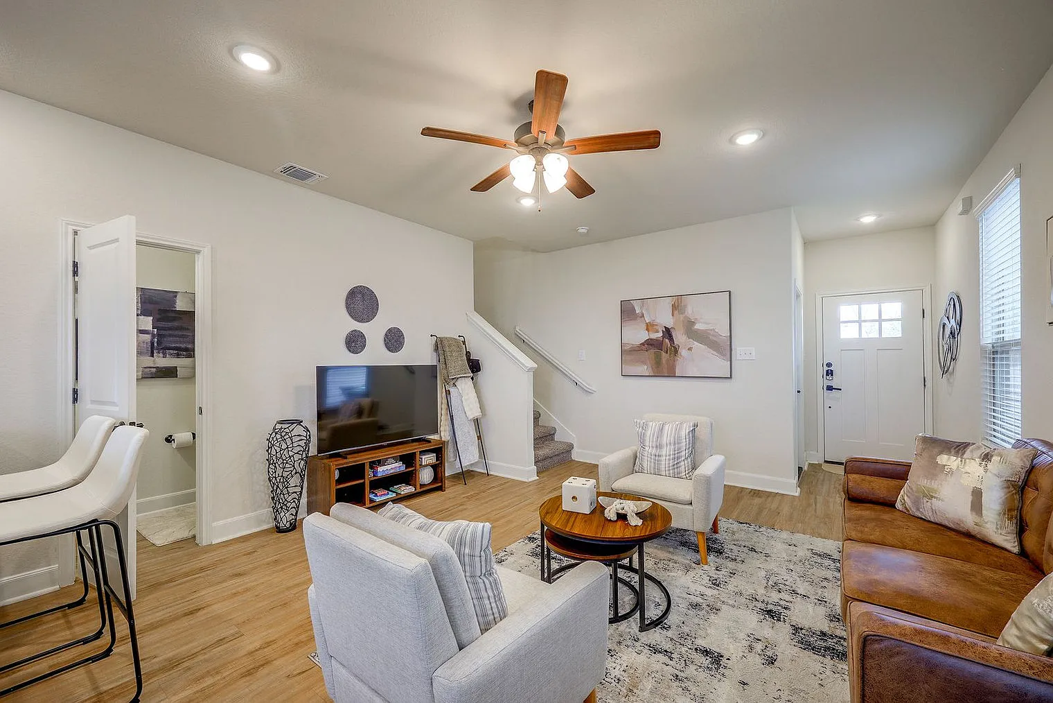 3 bed, 2.0 bath, 1399 sqft, $4,120 — Photo 2