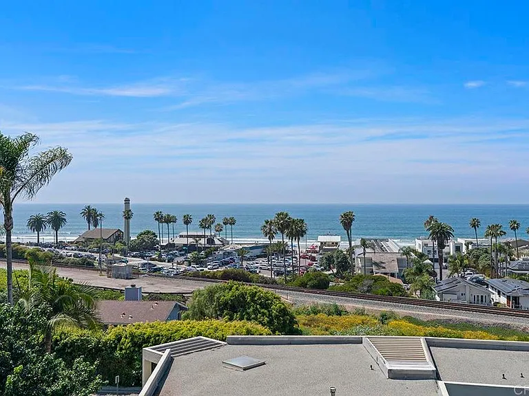 1654 Camino Del Mar #UPPER — Photo 1