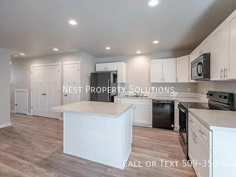 651 Hargraves Ave NE #B — Photo 9