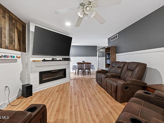 4th image of 832 Anderson St