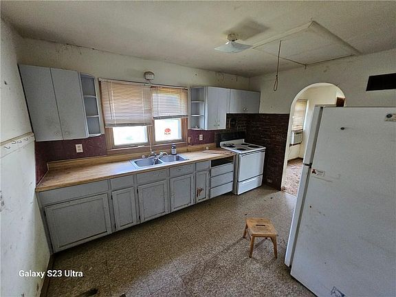 5th image of 901 N 10th St