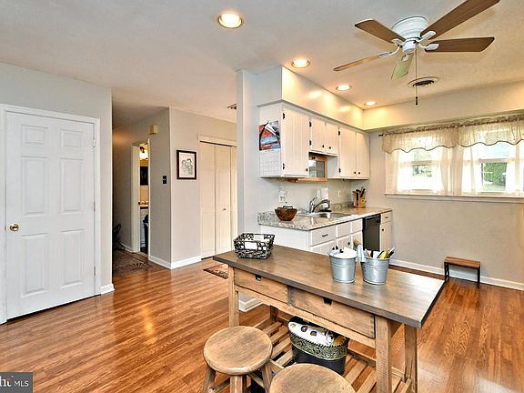 4th image of 33 Edinboro Cir