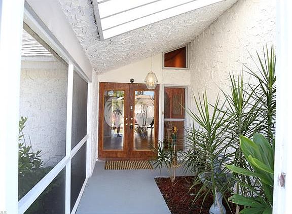 5th image of 718 SW 52nd St