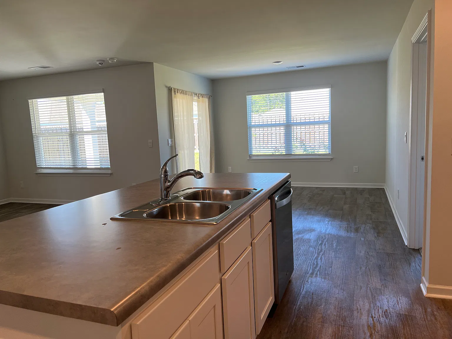 3 bed, 1642 sqft, $2,300 — Photo 4