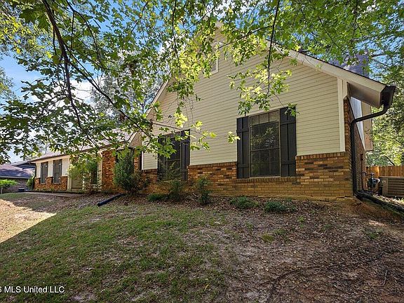3rd image of 703 Parker Dr
