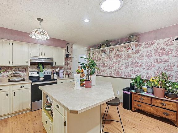 4th image of 16 Sweetbriar Ct