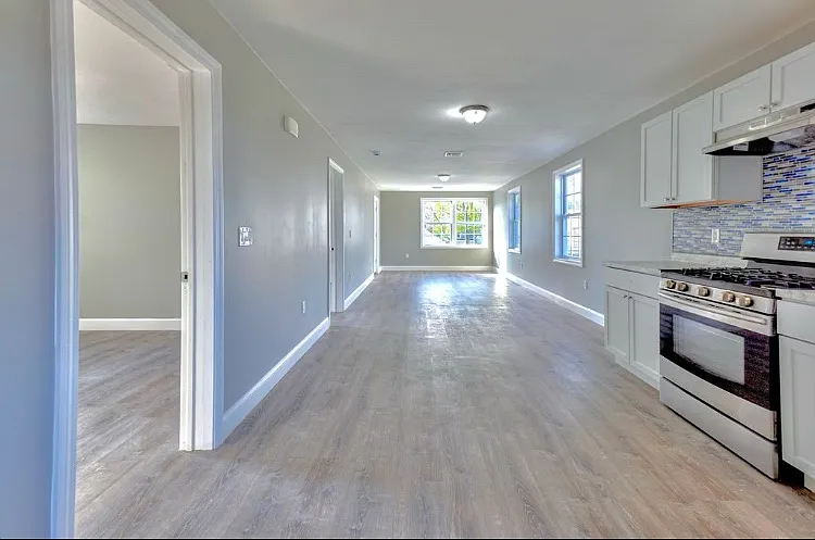 3 bed, 1200 sqft, $2,500 — Photo 3