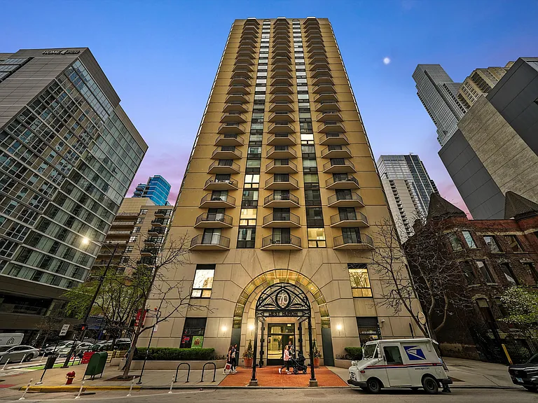 70 W Huron St #21B — Photo 1