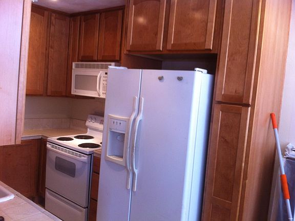 5th image of 1907 Robinson Ave Unit 211