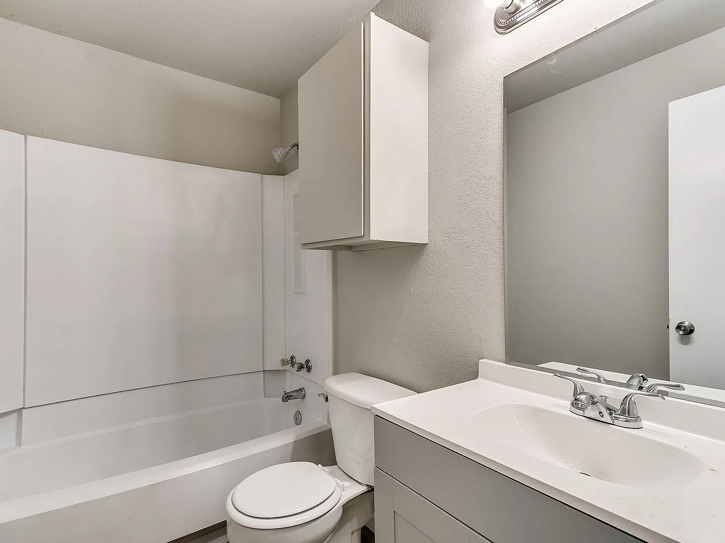 Updated 3 Bedroom, 2 Bathroom Duplex in the Heart of Broken Arrow! — Photo 4