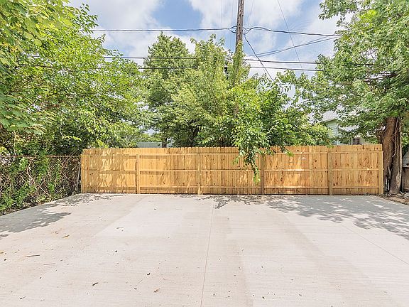 3rd image of 4020 Poe Ave