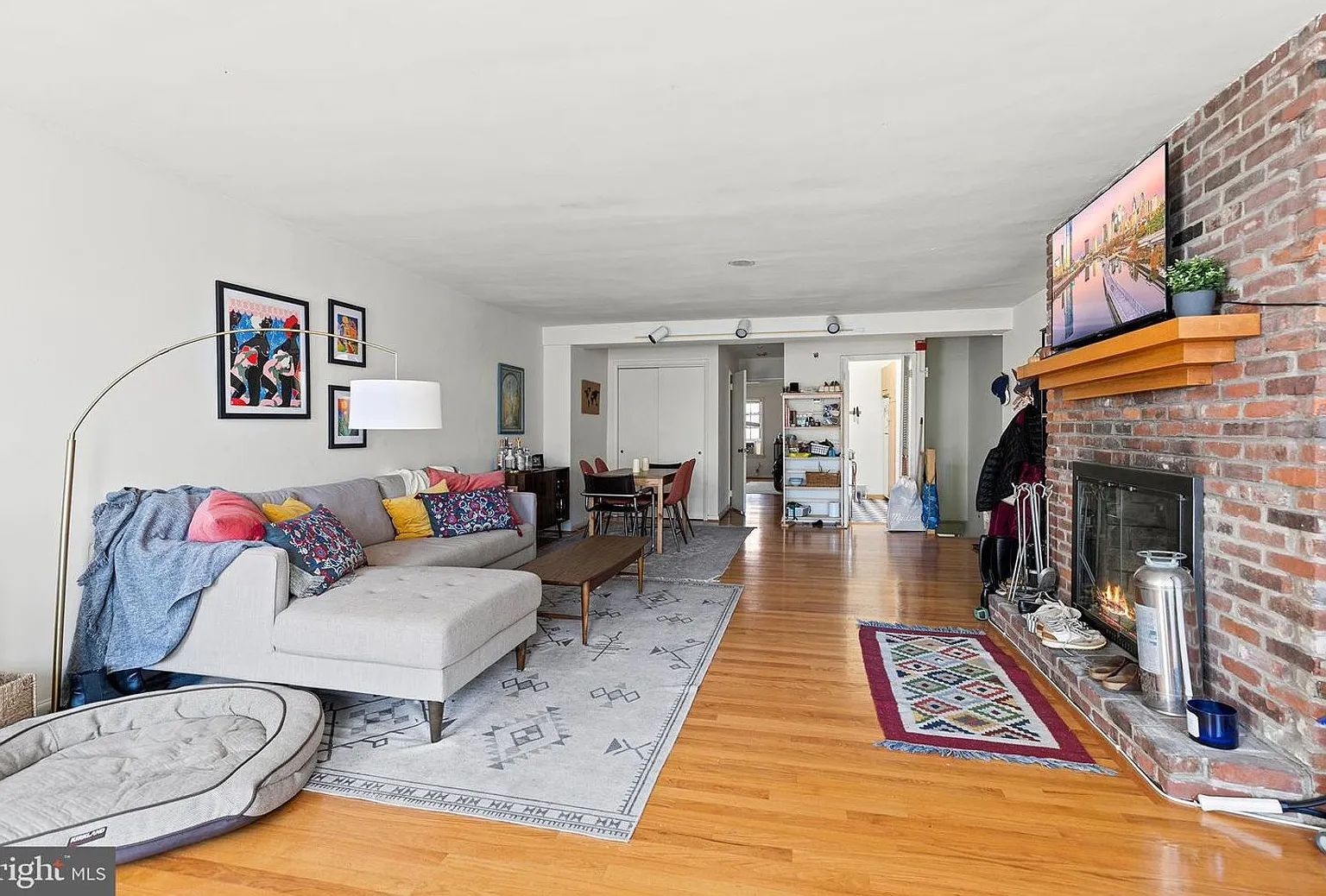 Bright one bedroom with private deck — Photo 2