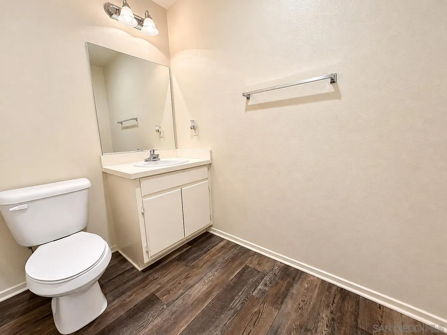 4 bed, 3.5 bath, 2366 sqft, $4,700 — Photo 3