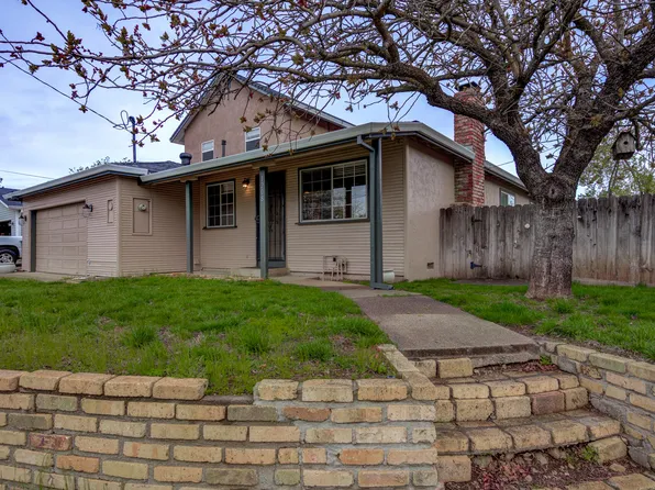 1208 Riviera Dr, Redding, CA 96001