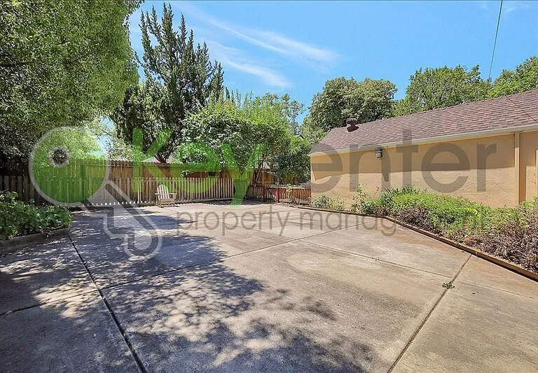 2933 27th St — Photo 34