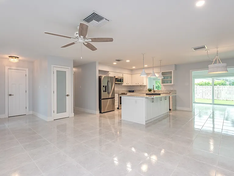 Kitchen & Dining