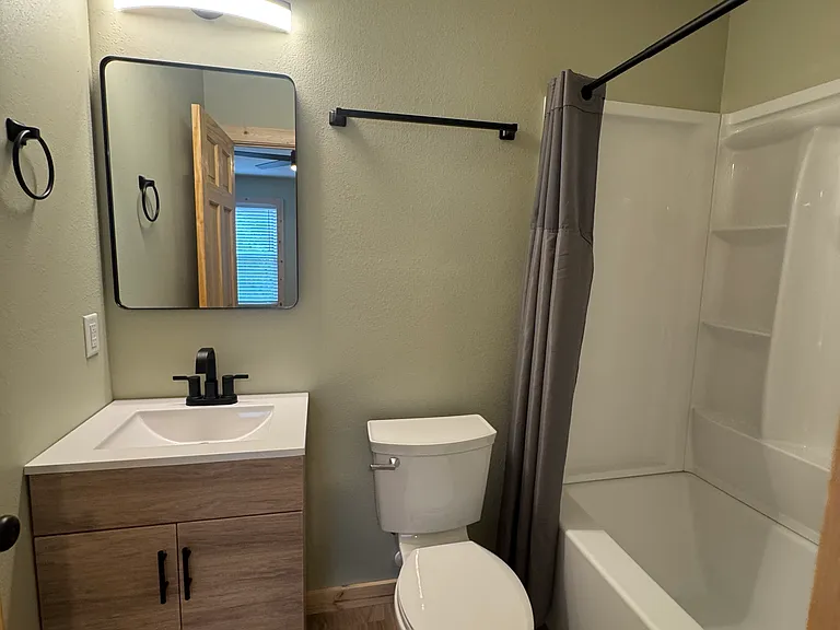 380 Everett St — Photo 7