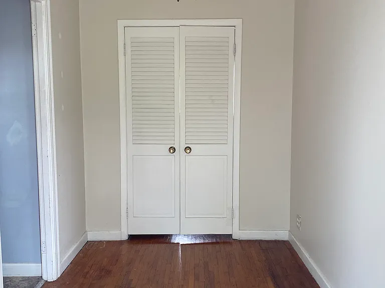 4330 S Wayne Ave — Photo 2