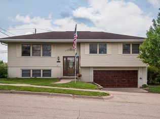 3416 Foothill Rd, Dubuque, IA 52002