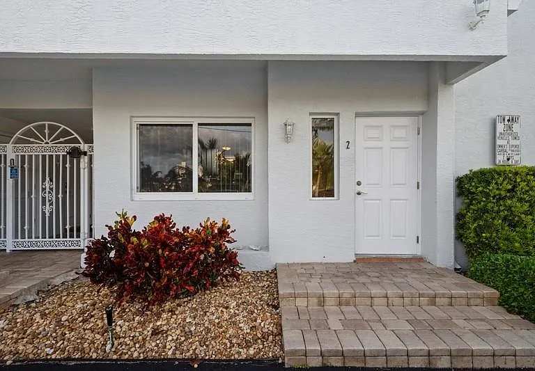 1705 N Riverside Dr #2 — Photo 43