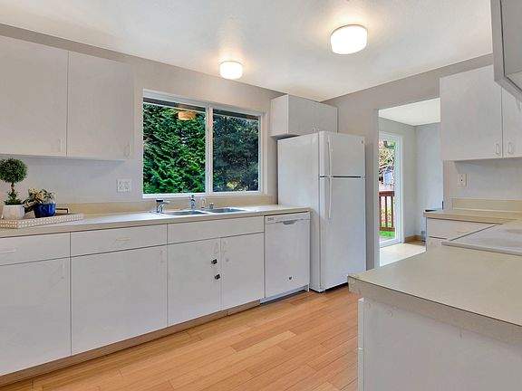 5th image of 411 222nd Ave NE