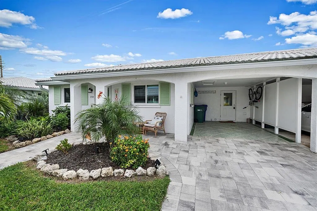 2 bed, 2.0 bath, 1357 sqft, $4,900 — Photo 1