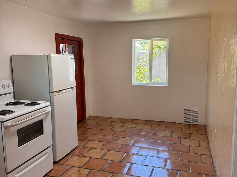 745 N Rosemont Blvd — Photo 12
