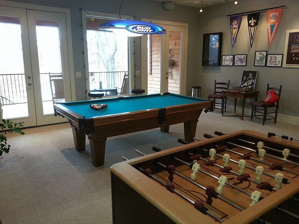game room w balcony