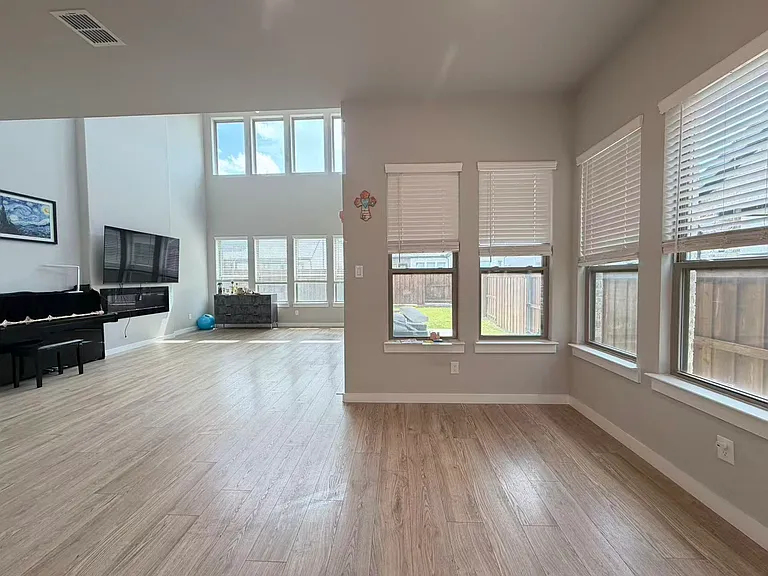 1280 Manfreda St — Photo 12