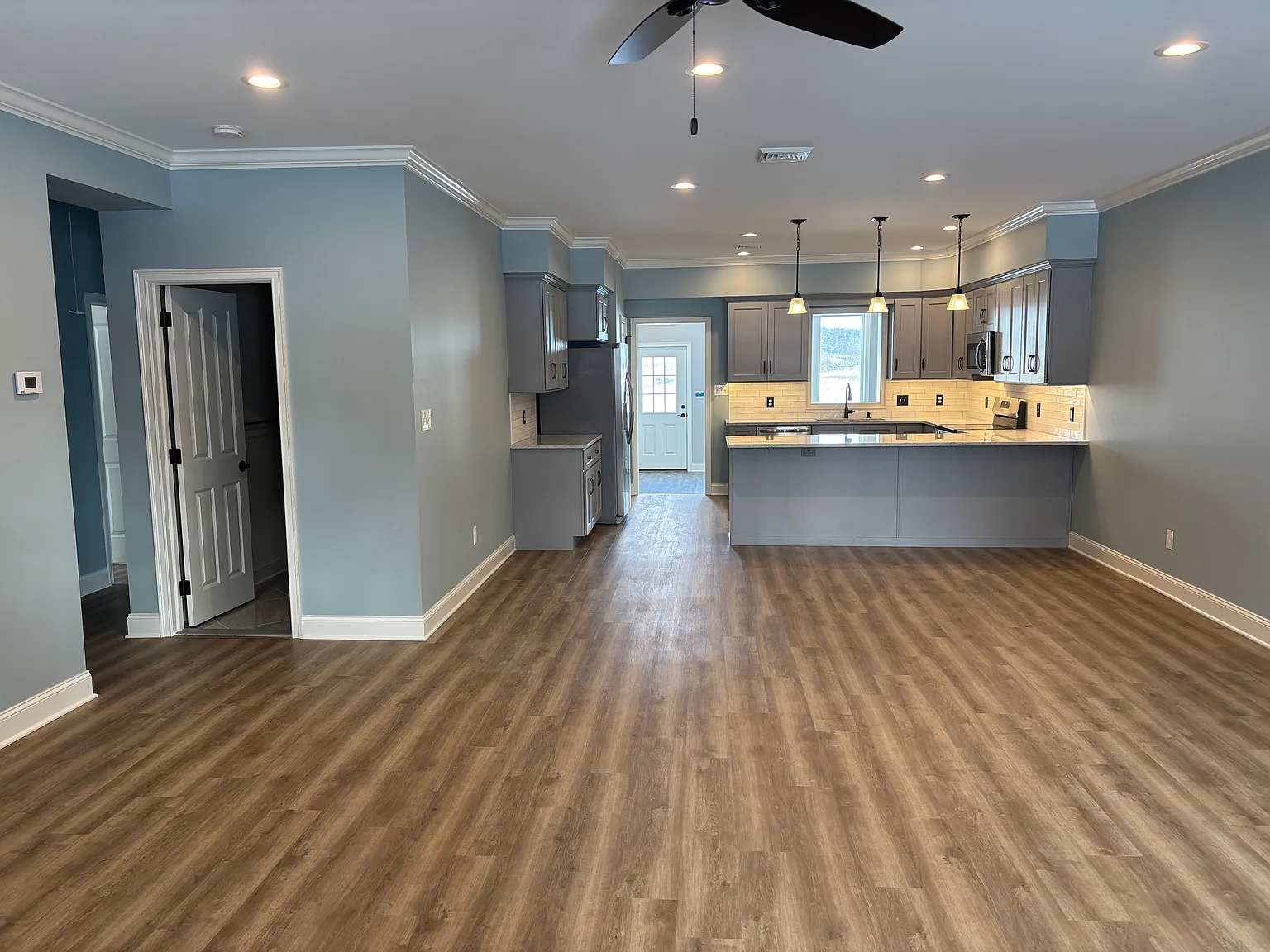 3 bed, 1860 sqft, $3,275 — Photo 2