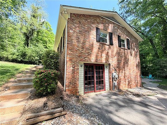 3rd image of 281 Emory St