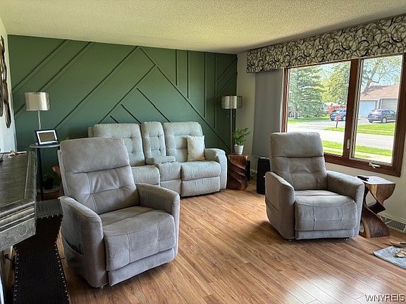 3rd image of 115 Hyland Rd