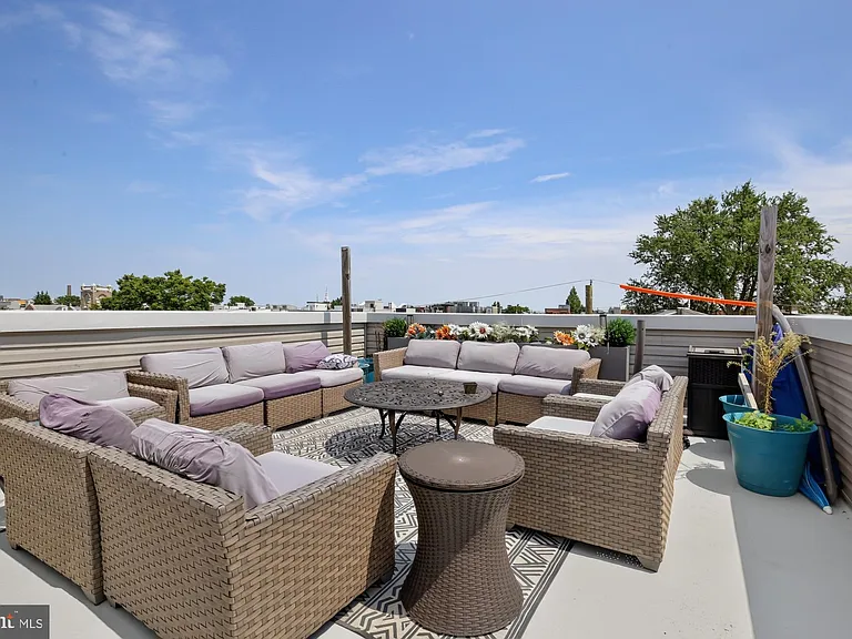 2328 E Fletcher St — Photo 44