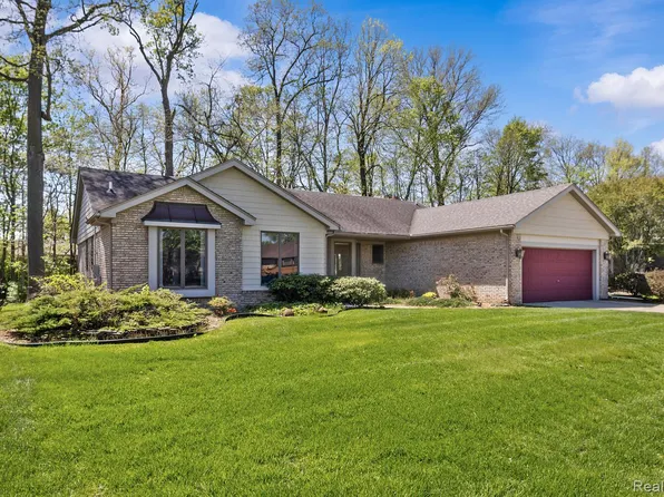 37781 Pickford Dr, Livonia, MI 48152