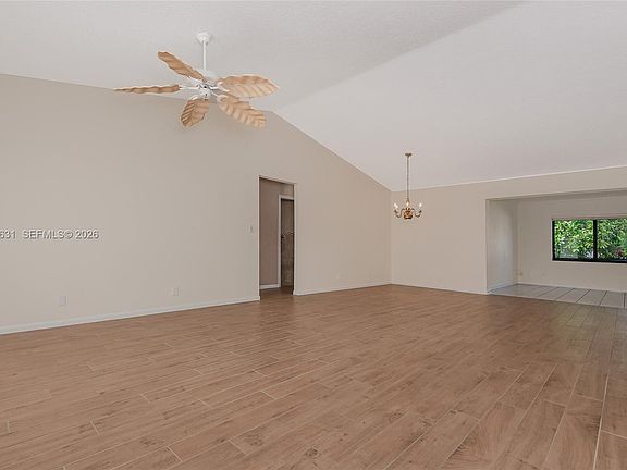 5th image of 7905 Cloverfield Cir