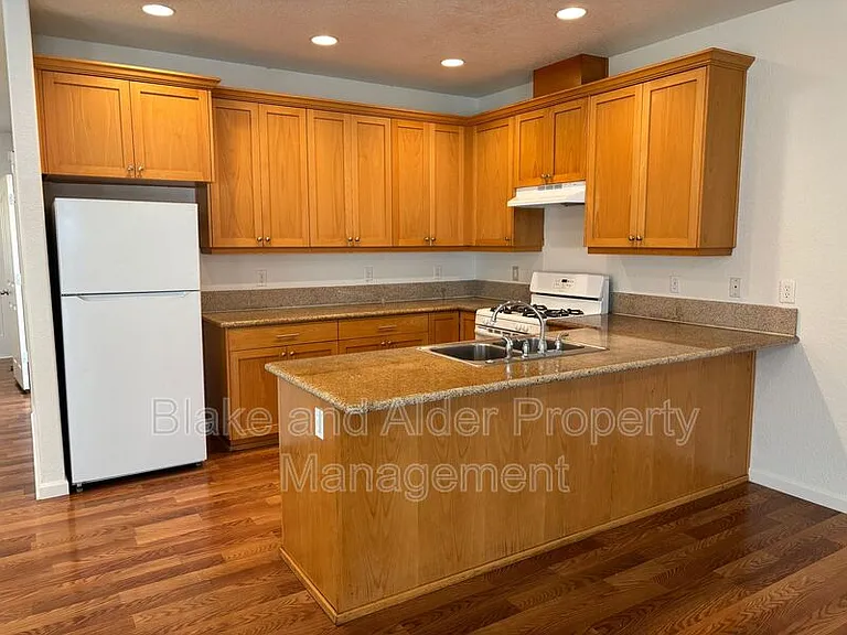 345 Norway St NE — Photo 9