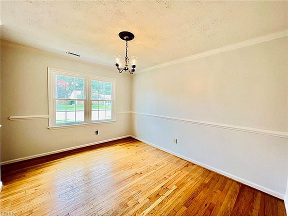 4th image of 203 Fort Worth St