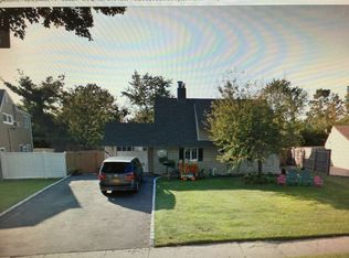 14 Cobalt Ln, Westbury, NY 11590