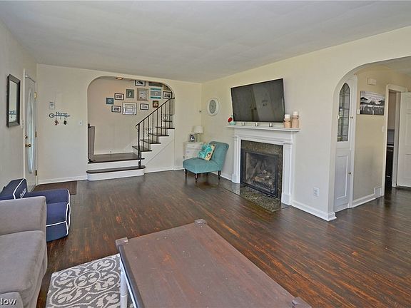 5th image of 171 Stanford Dr