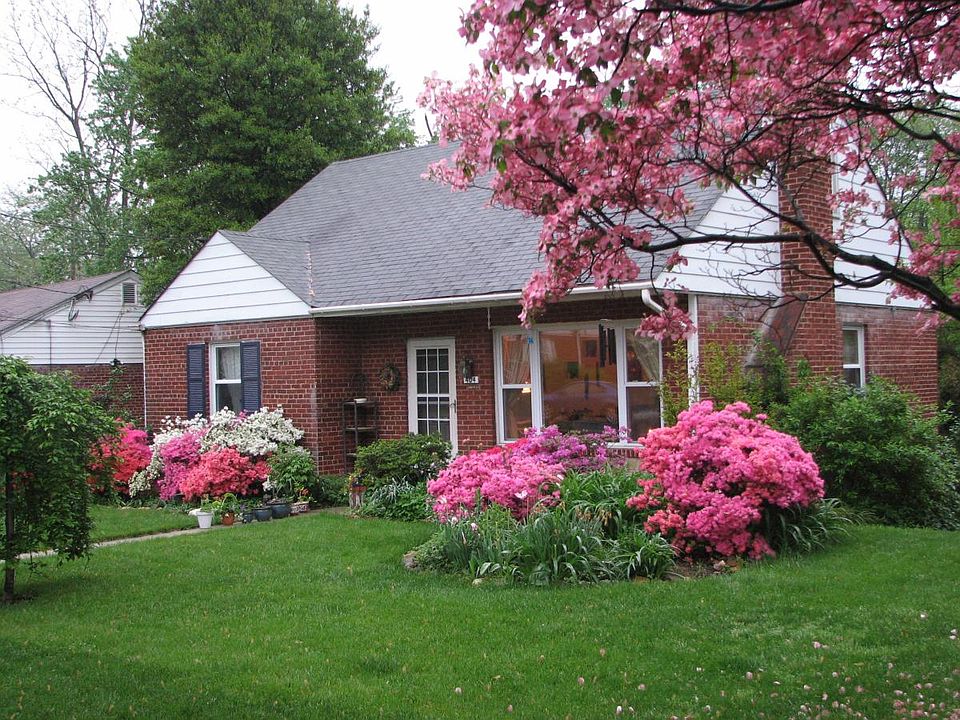 Beautiful neighborhood in spring!