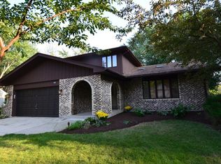 3063 Stonebrook Rd, Lisle, IL 60532