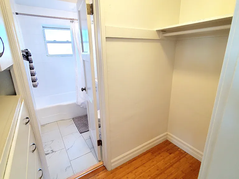 130 Roycroft — Photo 13