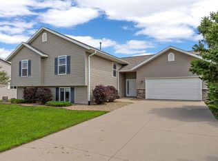 2185 Prairie Hill Dr, Marion, IA 52302