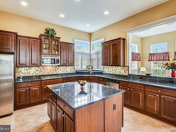 5th image of 204 Bowen Ct
