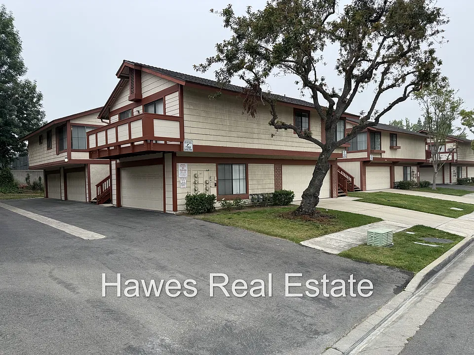 2 bed, 1.5 bath, 900 sqft, $2,300