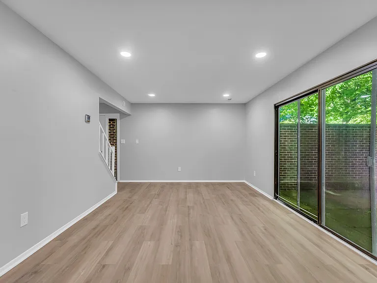 518 Turnberry Ln — Photo 12