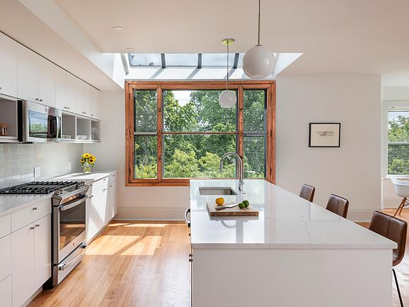 5th image of 35 Parade St #403