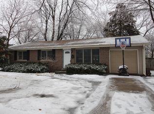 9 Walnut Dr, North Aurora, IL 60542