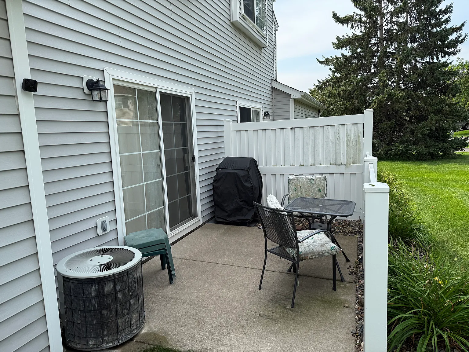 2 bed, 1200 sqft, $1,900 — Photo 2