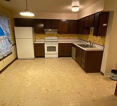 3rd image of 800 Manor Dr